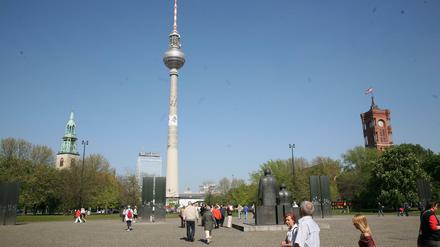 Blick über das Marx-Engels-Forum Richtung Alexanderplatz. 