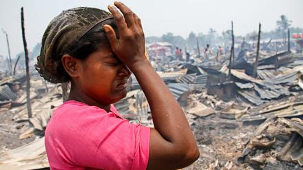 Eine Frau der Rohingya weint in einem Lager für Vertriebene.