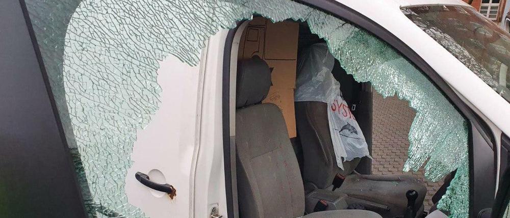 Ein Polizist schlug die Beifahrerscheibe mit seiner Waffe ein, als Vater und Sohn flüchten wollten. 