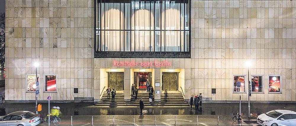 1966 wurde der historische Saal der Komischen Oper mit einer bewusst modernen architektonischen Hülle ummantelt.