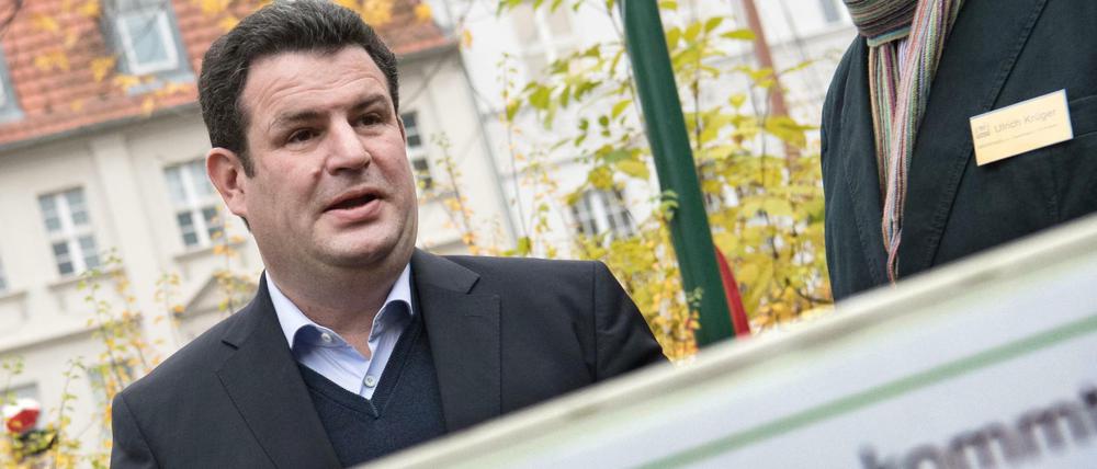 Hubertus Heil (SPD), Bundesarbeitsminister, besucht ein Mehrgenerationenhaus. Wann seine Grundrente kommt, ist immer noch ungewiss.