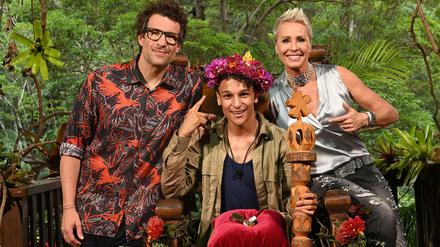 IBES-Sieger Prince Damian (Mitte) wird von den Moderatoren Sonja Zietlow und Daniel Hartwich gefeiert.