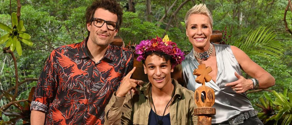 IBES-Sieger Prince Damian (Mitte) wird von den Moderatoren Sonja Zietlow und Daniel Hartwich gefeiert.