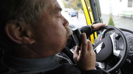 Ein Mann in Österreich testet eine Alkohol-Wegfahrsperre.