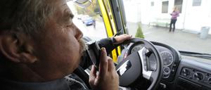 Ein Mann in Österreich testet eine Alkohol-Wegfahrsperre.