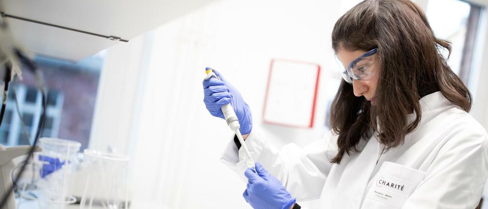 Eine Labormitarbeiterin der Berliner Charité führt einen Schnelltest auf das Coronavirus durch.