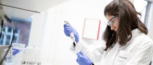 Eine Labormitarbeiterin der Berliner Charité führt einen Schnelltest auf das Coronavirus durch.