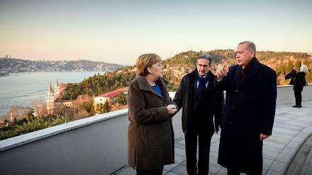 Bundeskanzlerin Merkel und der türkische Präsident Erdogan unterhalten sich nach der Pressekonferenz in Istanbul.