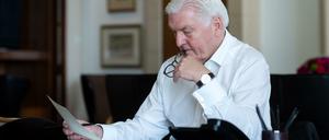 Bundespräsident Frank-Walter Steinmeier bei der Vorbereitung seiner Rede in seiner Suite im Hotel King David.