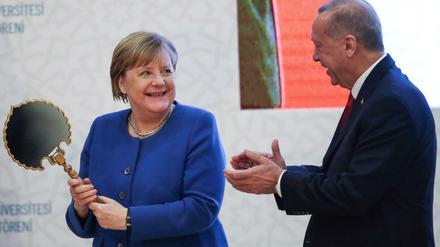Das Geschenk von Erdogan, ein Spiegel, bringt die Kanzlerin zum Strahlen.
