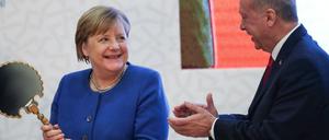Das Geschenk von Erdogan, ein Spiegel, bringt die Kanzlerin zum Strahlen.