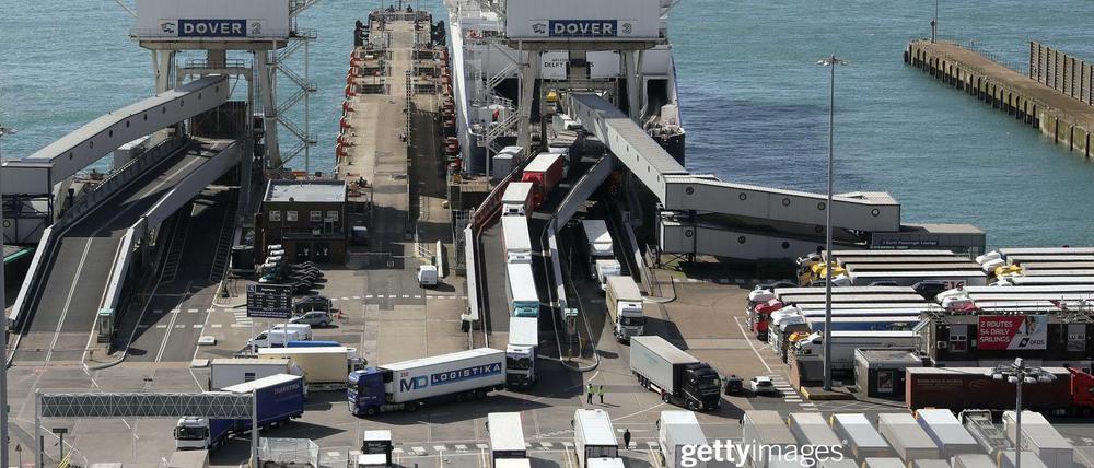Der Brexit lässt Exporte sinken: Lastwagen werden am britischen Hafen von Dover abgefertigt (Archivbild).