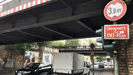 Unfallschwerpunkt: Bahnbrücke an der Niemetzstraße in Neukölln. Hier soll künftig die Straße abgesenkt werden, um weitere Unfälle zu vermeiden. 