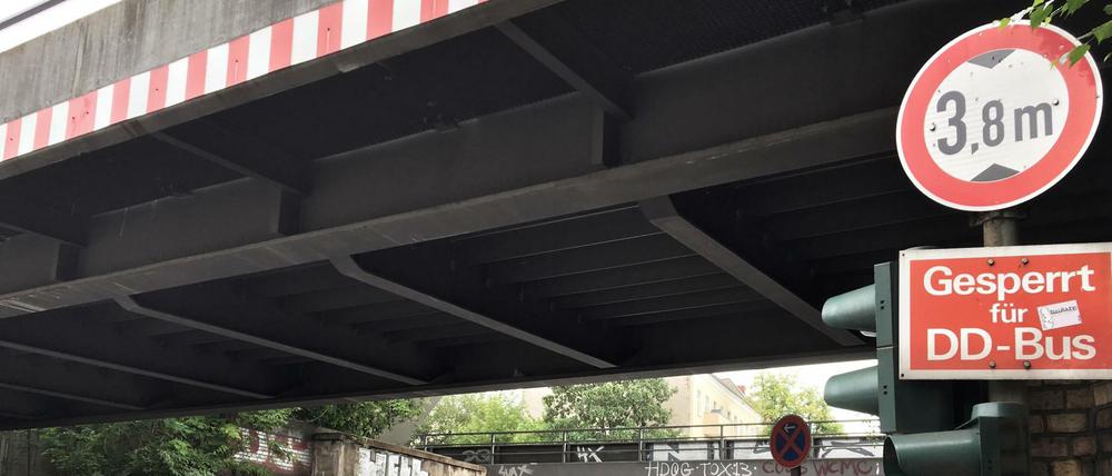 Unfallschwerpunkt: Bahnbrücke an der Niemetzstraße in Neukölln. Hier soll künftig die Straße abgesenkt werden, um weitere Unfälle zu vermeiden. 