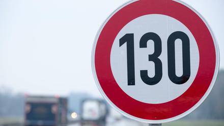 In der Debatte um ein Tempolimit auf Autobahnen hat der ADAC seine jahrzehntelange ablehnende Haltung aufgegeben.