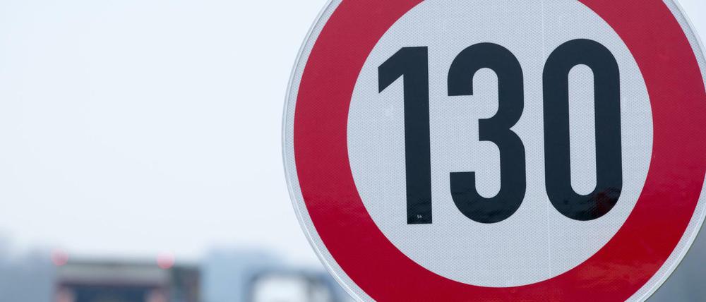 In der Debatte um ein Tempolimit auf Autobahnen hat der ADAC seine jahrzehntelange ablehnende Haltung aufgegeben. 