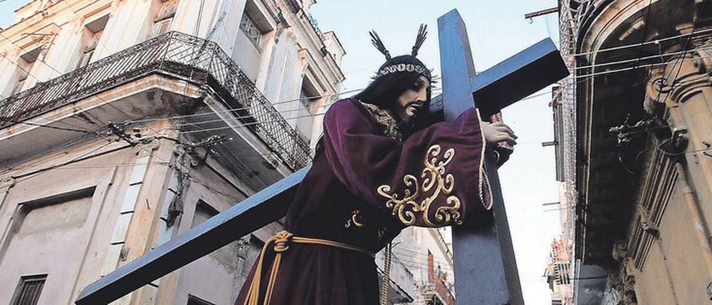 Das Kreuz mit dem Kreuz. „Via Crucis“-Prozession im kubanischen Havanna (2012), kurz vor dem Besuch von Benedikt XVI. 