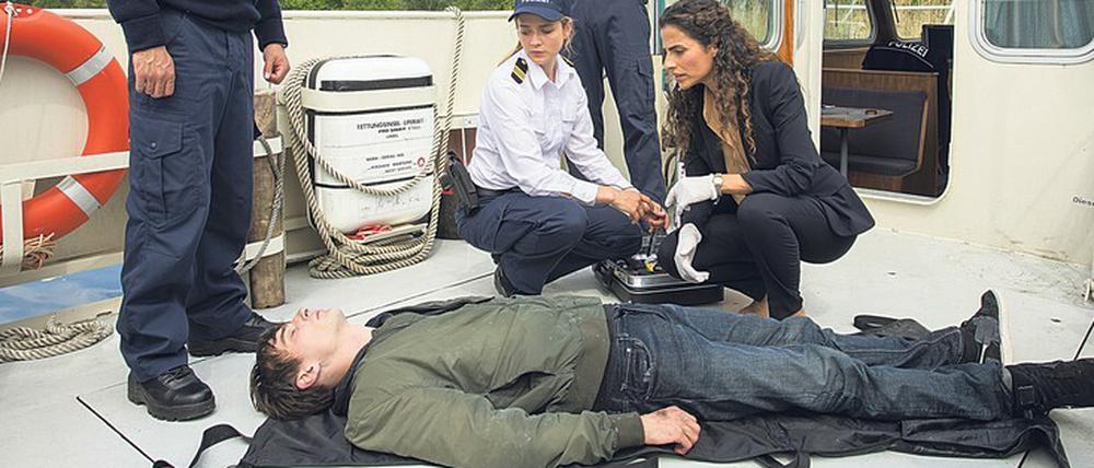 „Alle in einem Boot“ heißt die Auftaktfolge der „WaPo Berlin“. Im Gegensatz zur Wasserschutzpolizei darf die Truppe um Jasmin Sayed (Sesede Terziyan, r.) auch bei Gewaltverbrechen ermitteln.