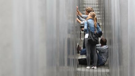 Schülerinnen und Schüler besuchen das Denkmal für die ermordeten Juden Europas in Berlin.