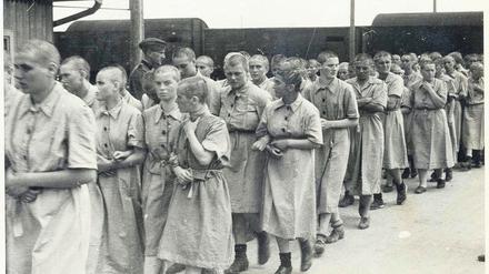 Überleben auf Zeit. Diese jungen Frauen, gerade in Auschwitz angekommen, dürfen vorläufig weiterleben – die SS hält sie für „einsatzfähig“. 
