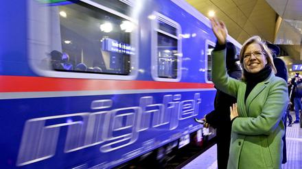Österreichs grüne Verkehrsministerin Leonore Gewessler bei der  Premierenfahrt des ÖBB-Nightjet nach Brüssel im Wiener Hauptbahnhof.