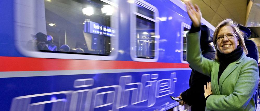 Österreichs grüne Verkehrsministerin Leonore Gewessler bei der Premierenfahrt des ÖBB-Nightjet nach Brüssel im Wiener Hauptbahnhof.