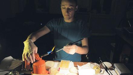 Der Linzer Biotechnologe Andreas Stürmer widmet sich auch in der Freizeit gentechnischen Experimenten. Jetzt will der Biohacker mit Gleichgesinnten in den USA eine teure Gentherapie nachgeahmt haben – im Heimlabor. 