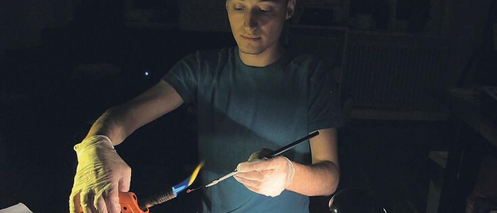 Der Linzer Biotechnologe Andreas Stürmer widmet sich auch in der Freizeit gentechnischen Experimenten. Jetzt will der Biohacker mit Gleichgesinnten in den USA eine teure Gentherapie nachgeahmt haben – im Heimlabor. 