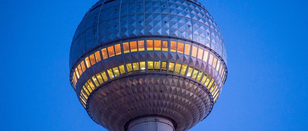 Unter dem Berliner Fernsehturm ist wegen drohenden Eisabbrüchen ein größerer Bereich gesperrt worden.