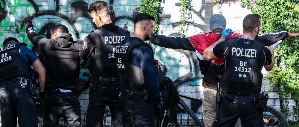 Berliner Polizisten beim Einsatz im Görlitzer Park.
