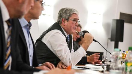 Der Wirtschaftsminister des Landes Brandenburg, Jörg Steinbach (SPD), spricht bei einer Informationsveranstaltung zum Bau einer Autofabrik im Ort Grünheide.