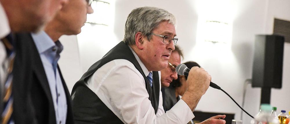 Der Wirtschaftsminister des Landes Brandenburg, Jörg Steinbach (SPD), spricht bei einer Informationsveranstaltung zum Bau einer Autofabrik im Ort Grünheide.