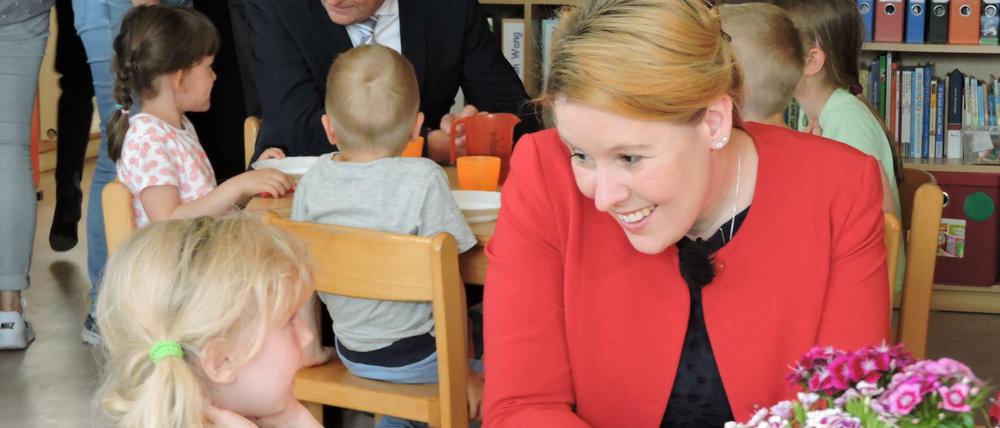 Hoher Besuch: Bundesfamilienministerin Franziska Giffey bei einer Steppvisite in Teltow in der Kita Rappelkiste.