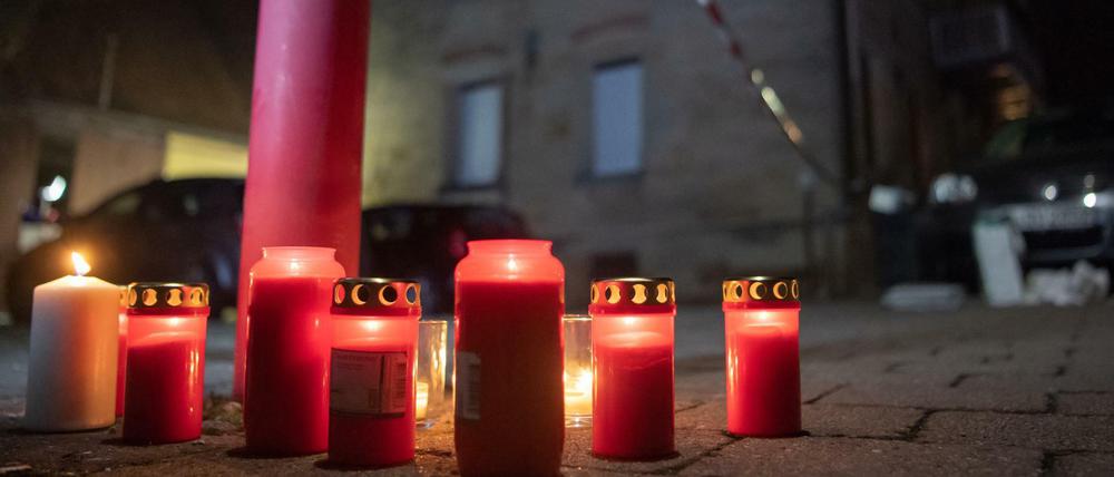 Nach Schüssen in Rot am See im Nordosten Baden-Württembergs haben Menschen Kerzen vor dem Tatort aufgestellt.