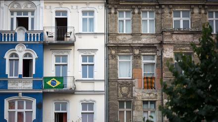 Ein sanierter und ein unsanierter Altbau in der Rigaer Straße in Berlin Friedrichshain.