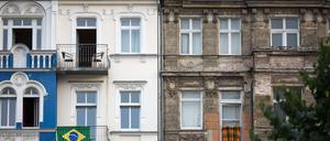 Ein sanierter und ein unsanierter Altbau in der Rigaer Straße in Berlin Friedrichshain.