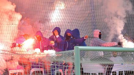 Beim Derby brannten Hertha- und Union-Anhänger Bengalos ab.