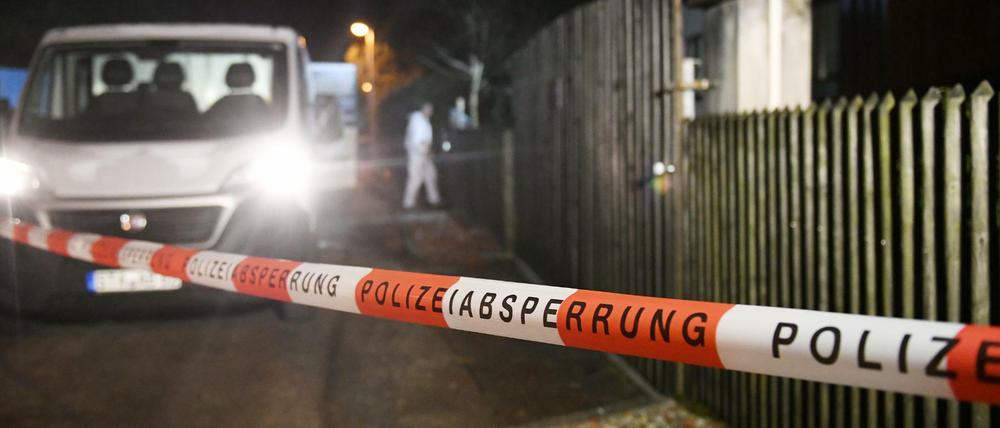 Absperrung der Polizei vor dem Tatort in Starnberg.