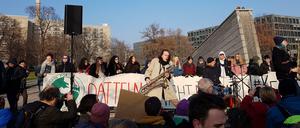 „Datteln 4, nicht mit mir“ steht auf dem Transparent – ein Protest gegen das neue Kohlekraftwerk bei Recklinghausen.