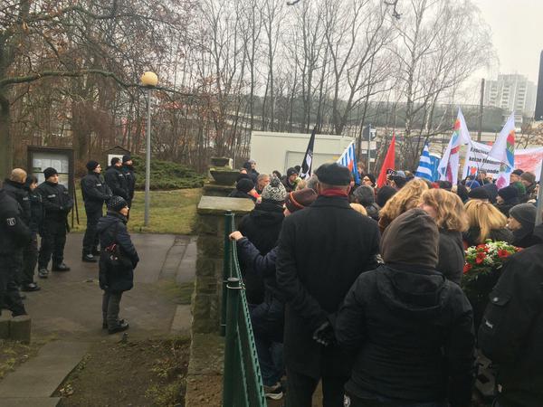 Gedränge am Haupteingang zum Parkfriedhof Marzahn: Wer will hier gedenken, wer demonstrieren?