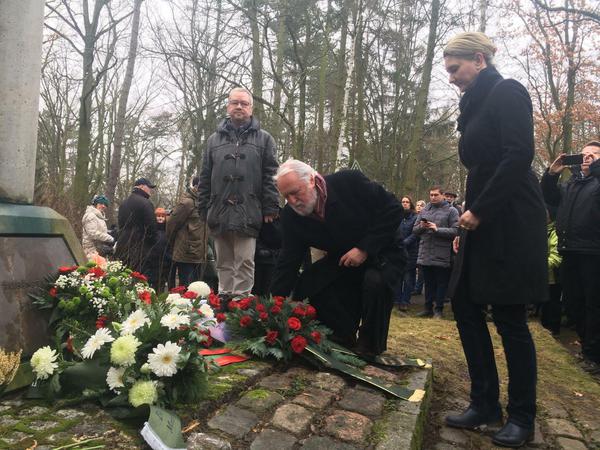 BVV-Vorsteherin Kathrin Henkel (CDU), ihr Vize Klaus-Jürgen Dahler (Linke, links) und der Vorsitzende des Heimatvereins, Wolfgang Brauer.