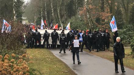 Die Polizei sperrte den Parkfriedhof so ab, dass die Demonstranten nicht zur Kranzniederlegung kamen.