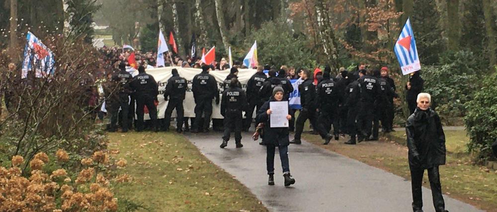 Die Polizei sperrte den Parkfriedhof so ab, dass die Demonstranten nicht zur Kranzniederlegung kamen.