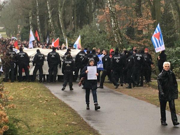 Die Polizei sperrte den Parkfriedhof so ab, dass die Demonstranten nicht zur Kranzniederlegung kamen.