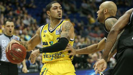 Albas Peyton Siva (l) spielt den Ball vorbei an Crailsheims Abwehr.