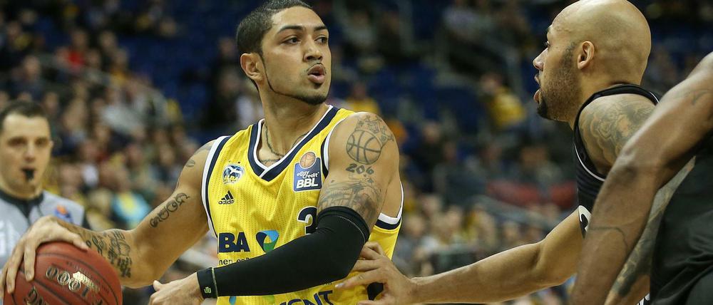 Albas Peyton Siva (l) spielt den Ball vorbei an Crailsheims Abwehr.