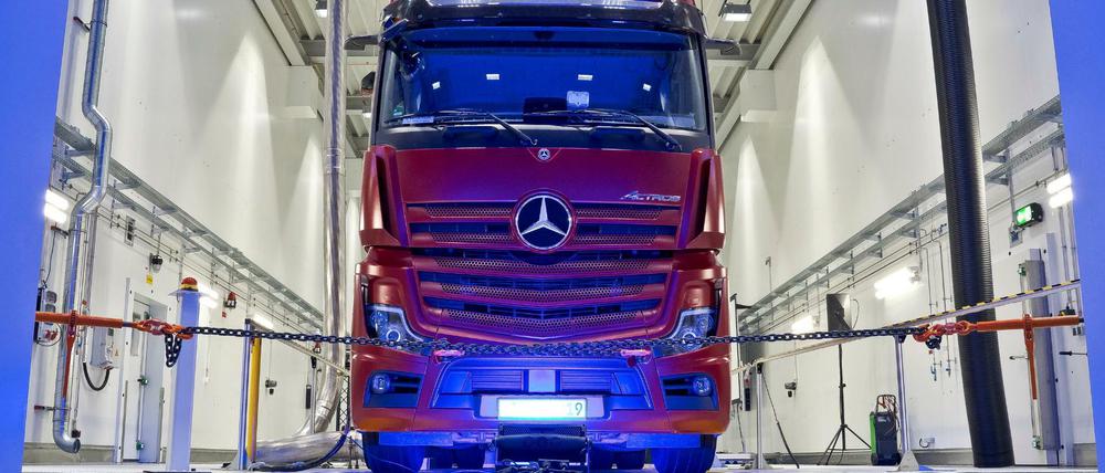 Ein Daimer-Lkw in einem Werk in Würth.