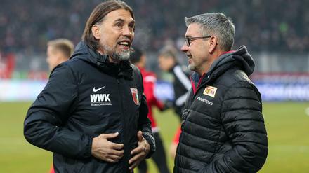 Gut unterhalten. Unions Trainer Urs Fischer (r.) im Gespräch mit Augsburgs Coach Martin Schmidt.