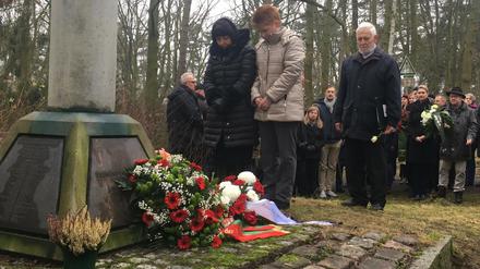 Petra Pau (Bildmitte) beim Gedenken an die Opfer des Holocausts in Berlin-Marzahn. Die Teilnahme der AfD sorgte für Proteste.