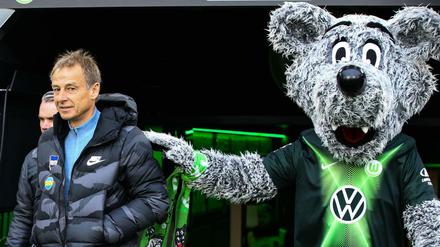 Berufsoptimisten unter sich: Herthas Klinsi und Wolfsburg Wölfi (rechts).